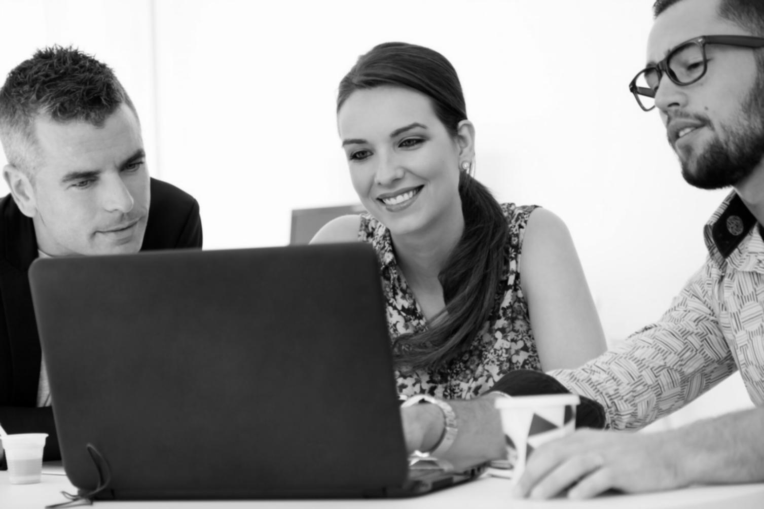 Famille travaillant ensemble sur leur budget mensuel